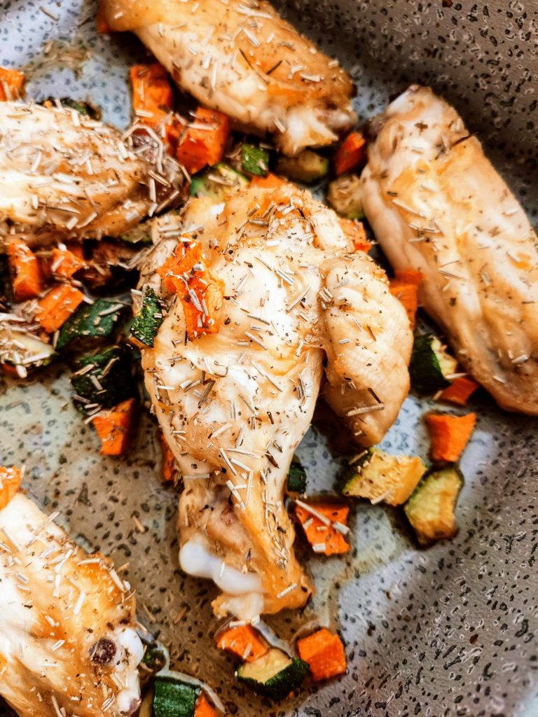 Alette di pollo in friggitrice ad aria con zucchine e carote