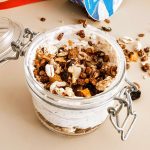 Colazione con yogurt greco semi di lino e granola