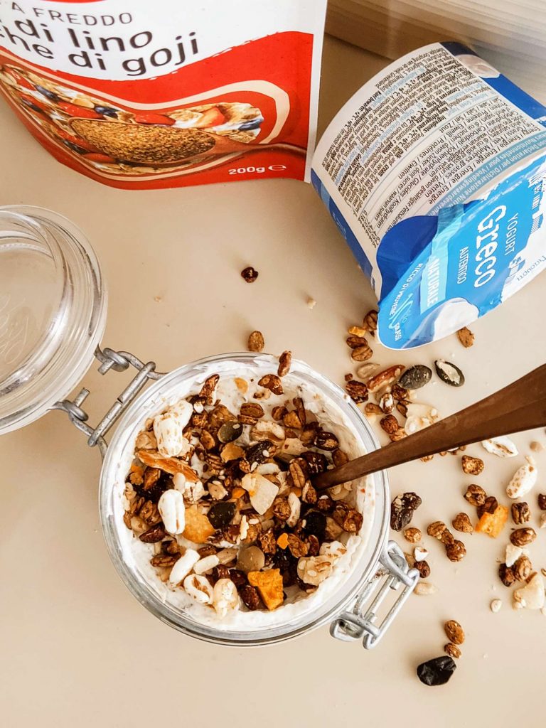 Colazione con yogurt greco semi di lino e granola