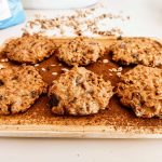 Biscotti vegani di granola in friggitrice ad aria