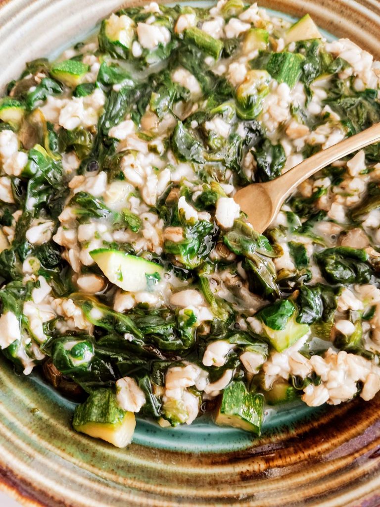 Porridge salato con zucchine e spinaci