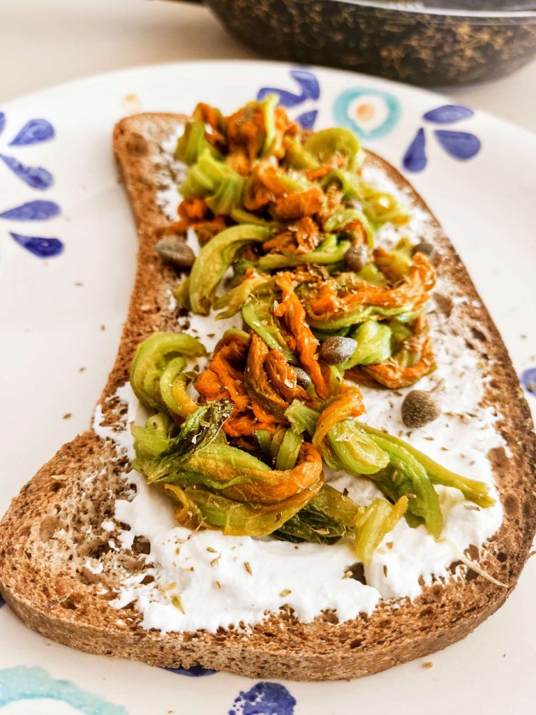 Toast con ricotta e fiori di zucchina