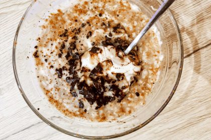 Porridge senza ammollo con acqua e yogurt greco