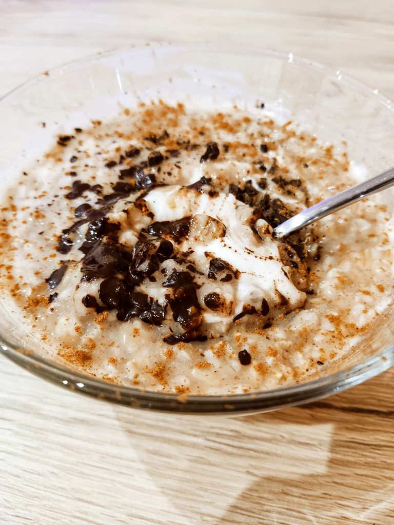 Porridge senza ammollo con acqua e yogurt greco