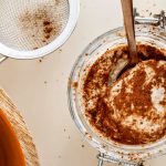 Crusca misù con yogurt di soia e cacao amaro