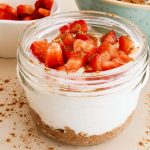 Colazione vegana proteica con yogurt di soia crusca e fragole