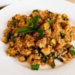 Quinoa con zucchine curcuma e menta