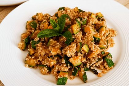 Quinoa con zucchine curcuma e menta