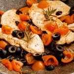Petto di pollo con olive e pomodorini