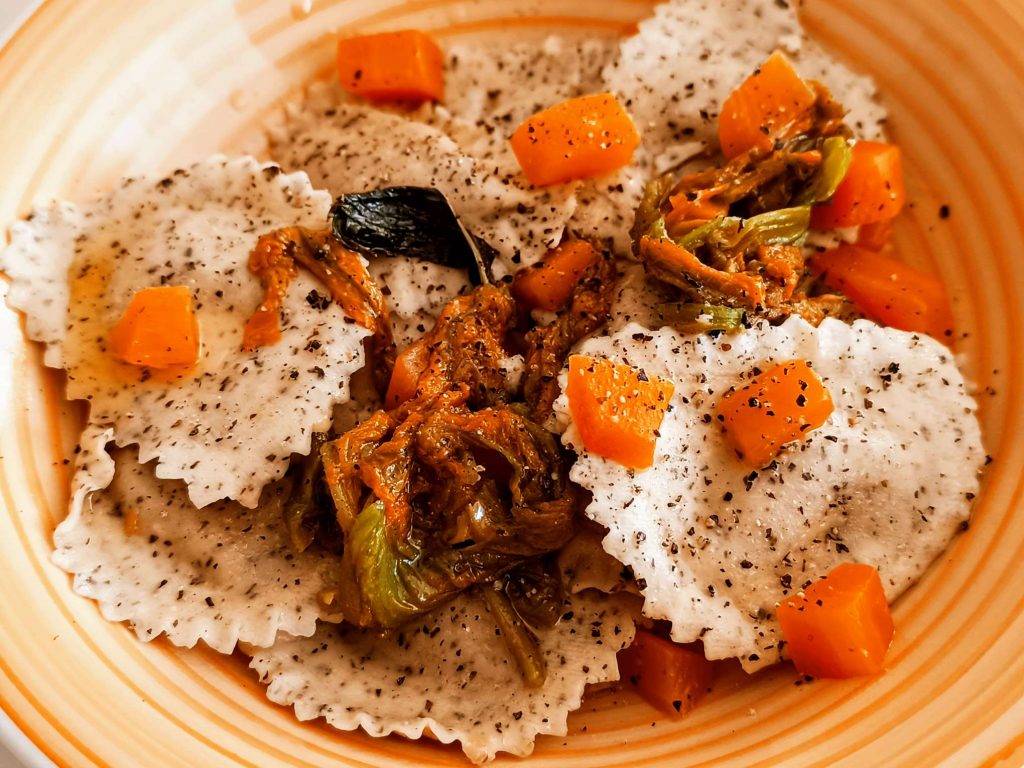Caserecci con farina di grano saraceno alla bresaola con carote e fiori di zucca