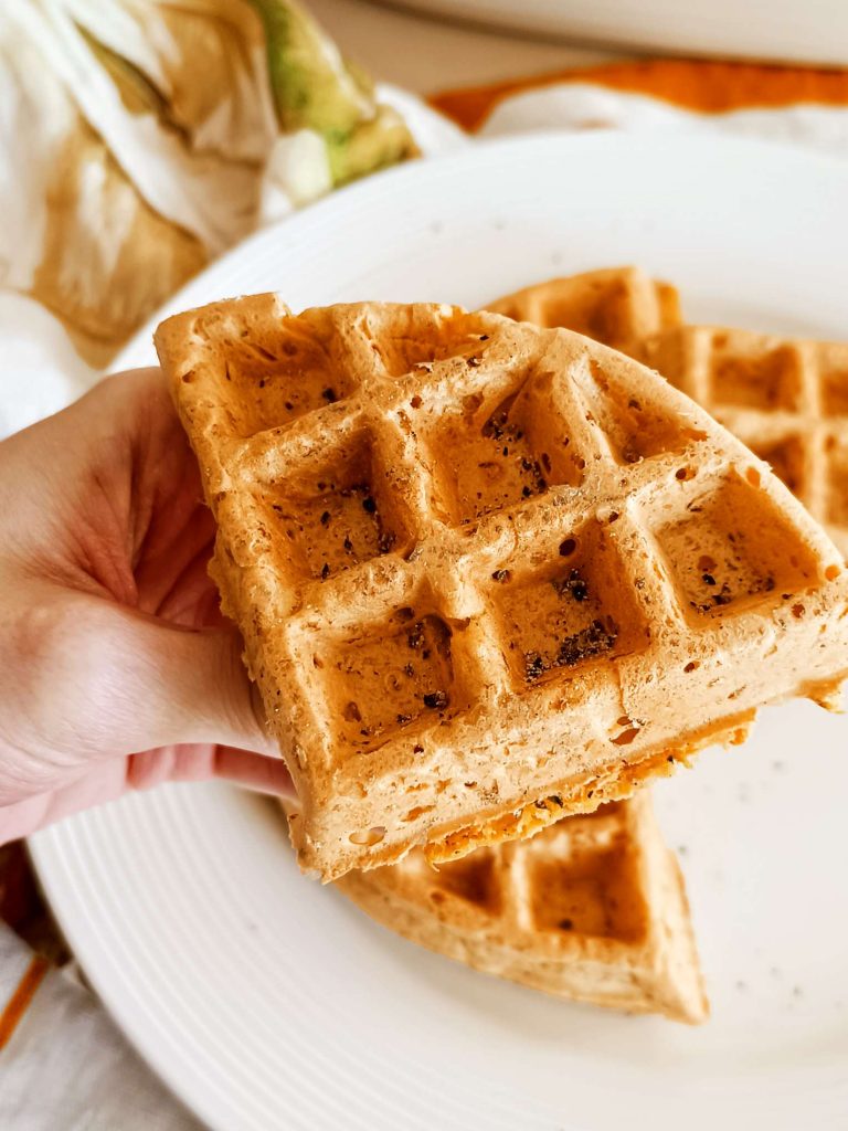 Waffles vegani con farina di ceci e zucchine senza glutine