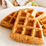 Waffles vegani con farina di ceci e zucchine senza glutine