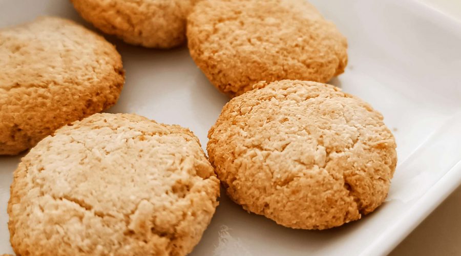 Biscotti in friggitrice ad aria con cocco farina di mandorle e avena