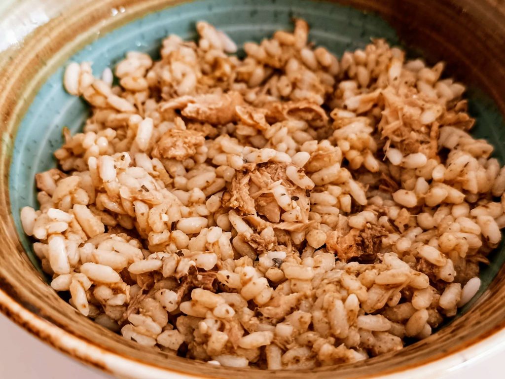 Insalata di riso con pesto e sgombro grigliato in scatola