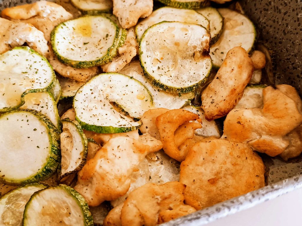 Petto di pollo con zucchine in friggitrice ad aria senza panatura e senza formaggio