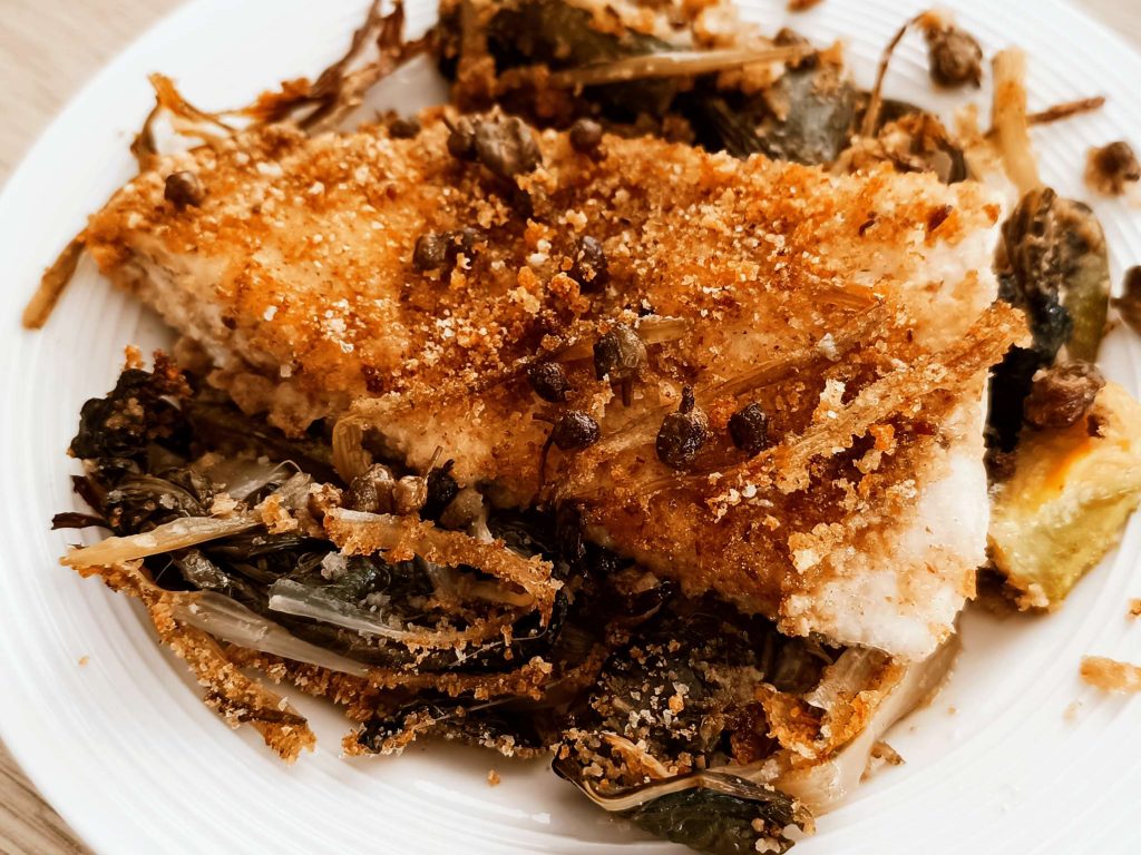 Filetto di pesce persico gratinato in friggitrice ad aria con bietole e zucchine