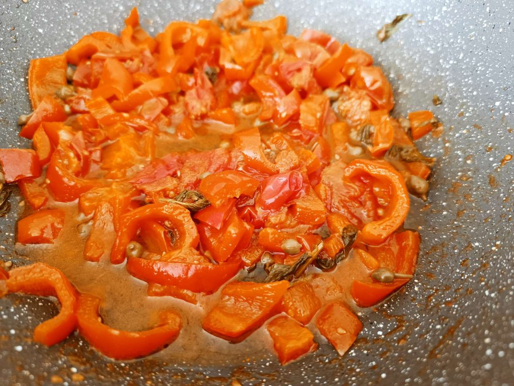 Peperoni trifolati in padella con pomodorini e capperi