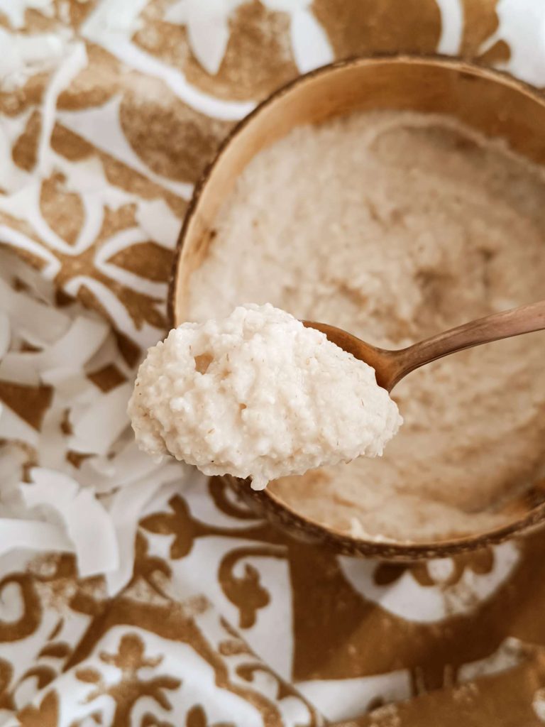 Porridge veloce con farina di cocco e crusca di avena