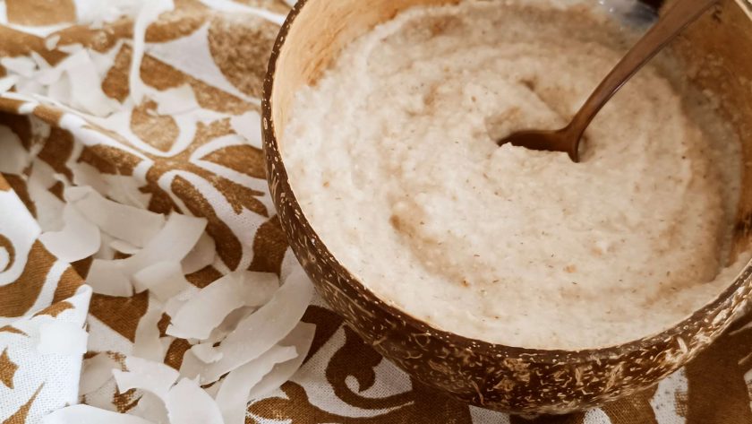 Porridge veloce con farina di cocco e crusca di avena