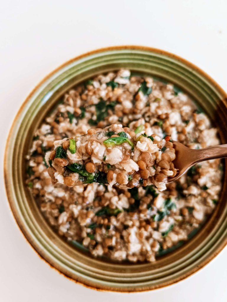 Porridge salato vegano con lenticchie e spinaci