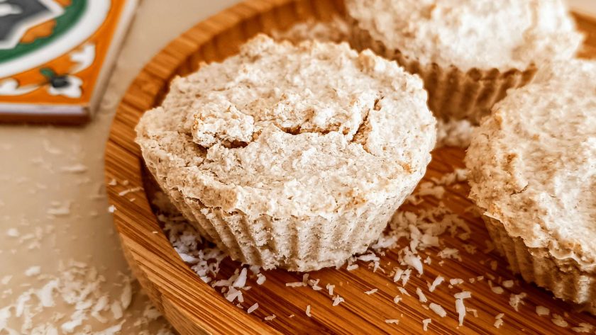 Muffin al cocco vegani e senza zucchero cotti in friggitrice ad aria