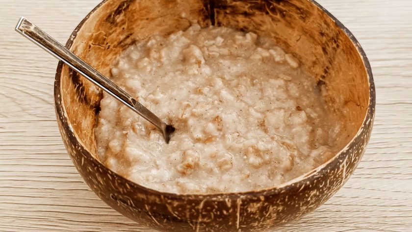 Porridge cremoso con farina di cocco e cannella vegano e veloce