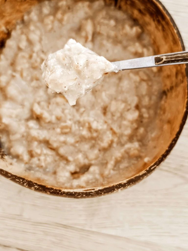 Porridge cremoso con farina di cocco e cannella vegano e veloce
