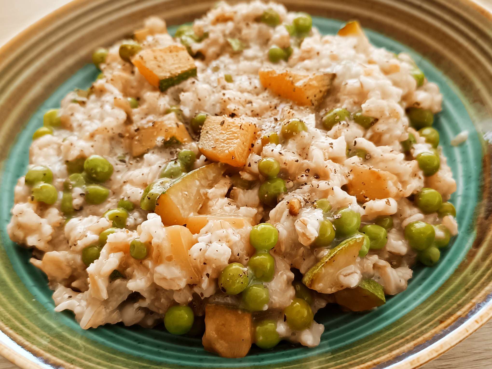 Porridge salato con zucchine e piselli