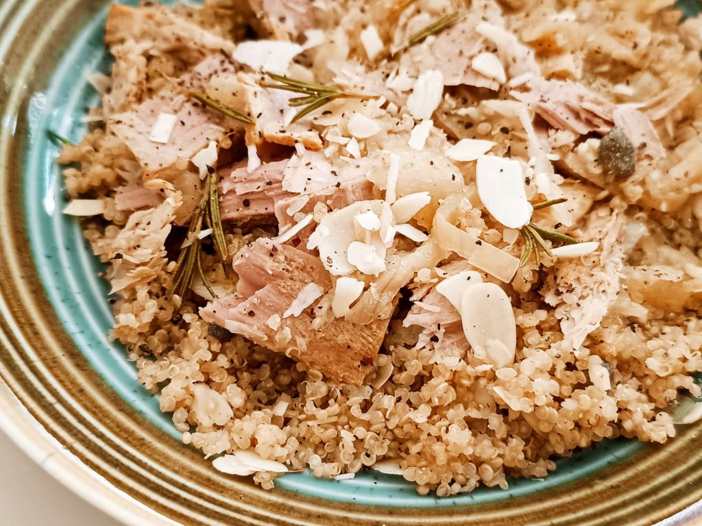 Quinoa al rosmarino con tonno e cipolla in agrodolce