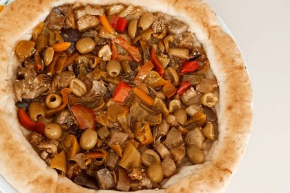 Pizza senza mozzarella con Melanzane Peperoni e Olive