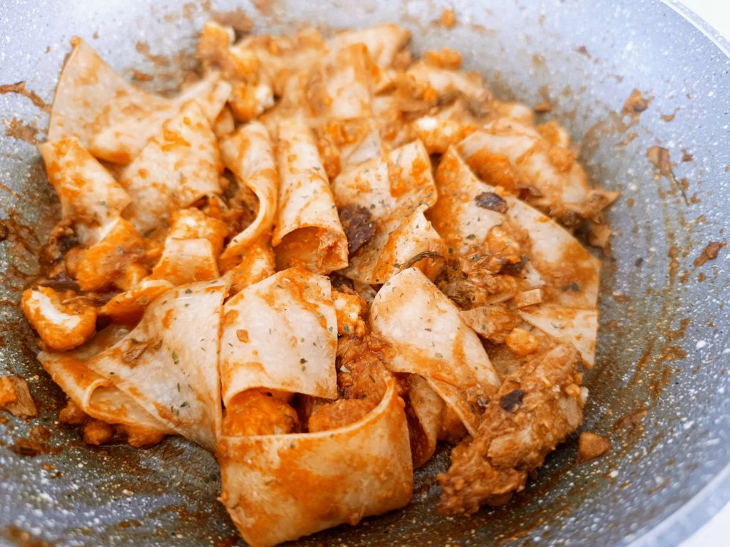 Maltagliati di sfoglia di lasagne con salsa di buzzonaglia di tonno