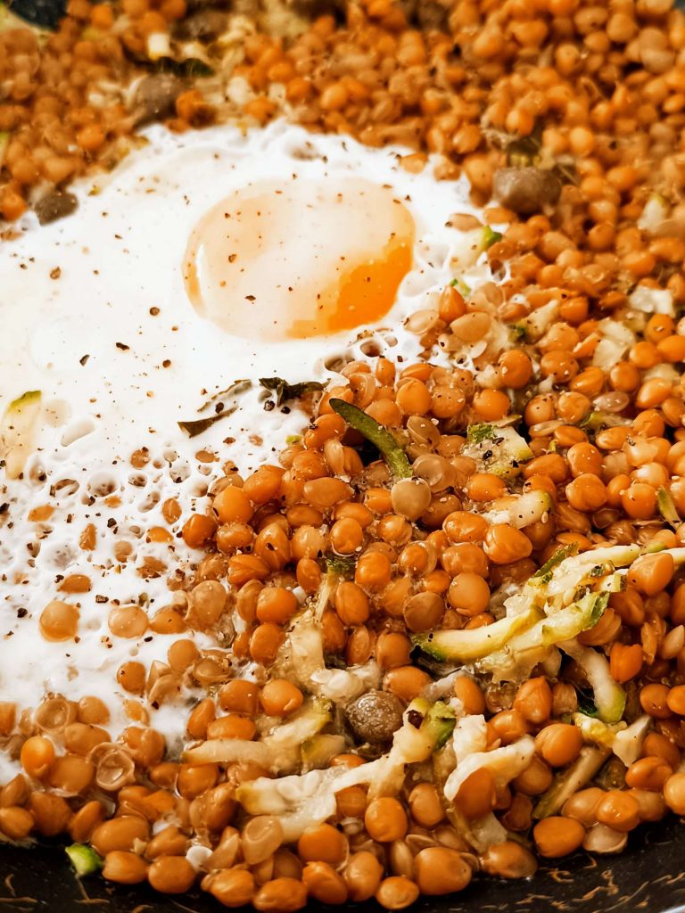 Lenticchie e zucchine in padella con uova all'occhio di bue