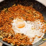 Lenticchie e zucchine in padella con uova all'occhio di bue