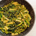 Piselli in padella con zucchine e spinaci