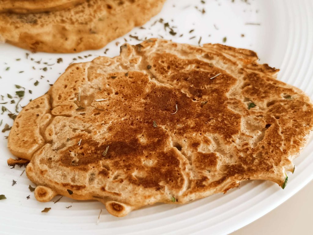 Chilla indiani con farina di avena e farina di ceci alias pancakes salati