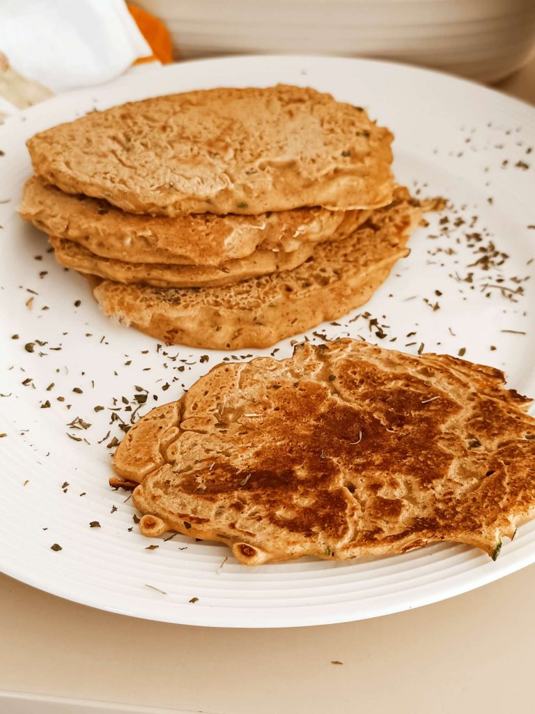 Chilla indiani con farina di avena e farina di ceci alias pancakes salati