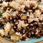 Insalata di quinoa con ceci neri e zucchine