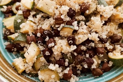 Insalata di quinoa con ceci neri e zucchine