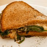 Sandwich con uova spinaci e pane di segale