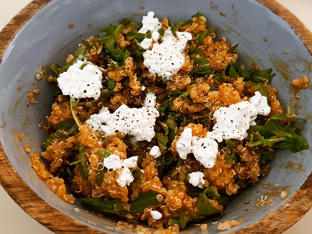 Quinoa con Crema di Zucca, Rucola e Fiocchi di Latte: Un Piatto Salutare e Delizioso