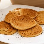 Pancakes salati senza uova con farina di ceci e piselli