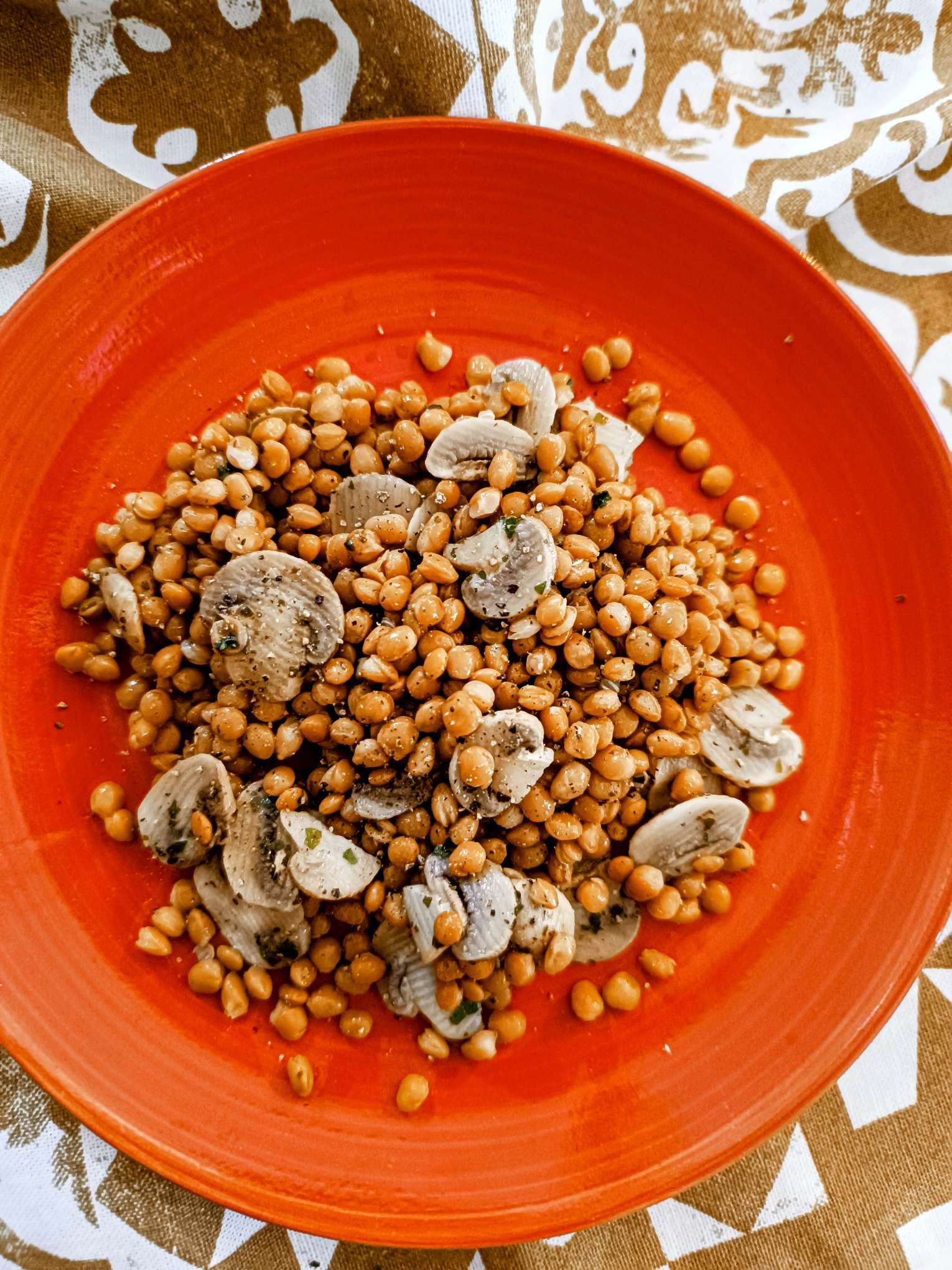 Funghi champignon e lenticchie in padella