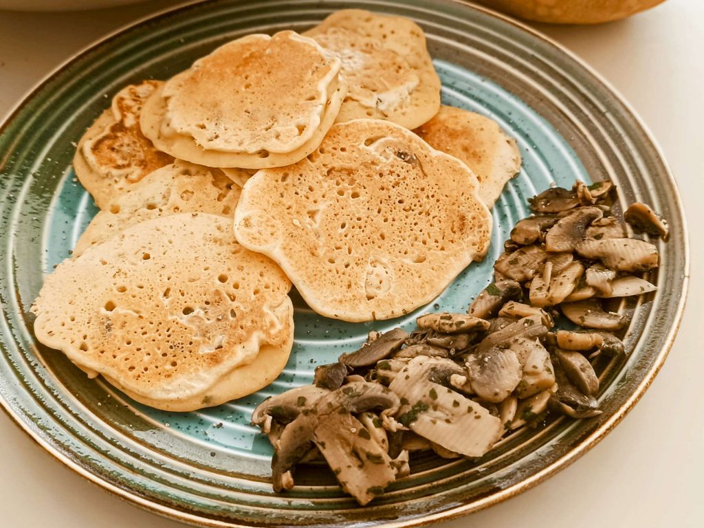 Frittelle di farina di ceci e funghi champignon vegane senza glutine senza uova e senza lattosio