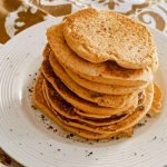 Pancakes salati con farina di ceci e farina di lupini