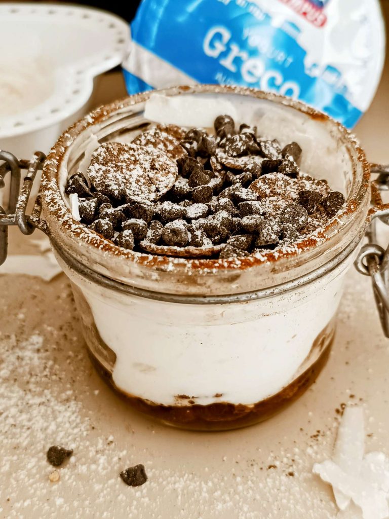 Yogurt greco corn flakes al cacao e chips di cocco a colazione