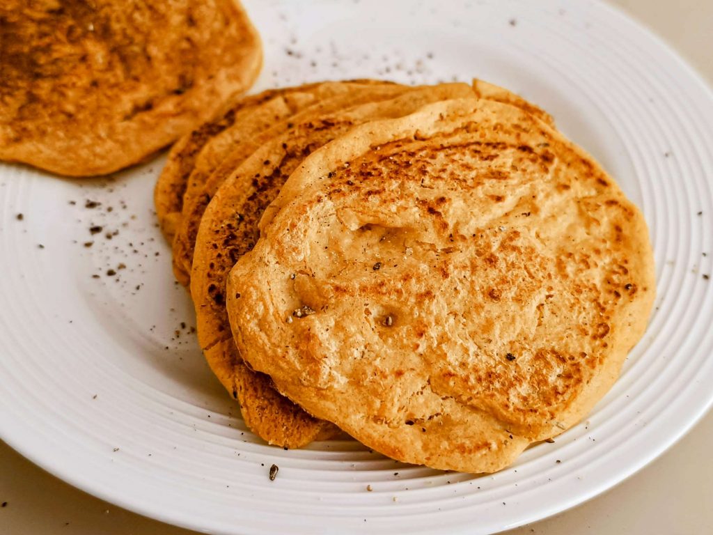 Pancakes salati di farina di lupini senza uova