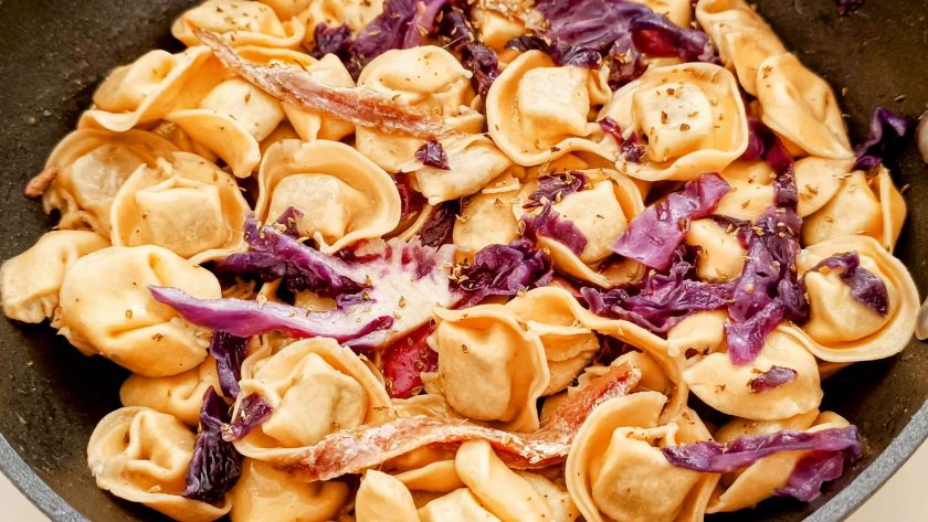 Tortelloni ricotta e spinaci con cavolo viola e acciughe