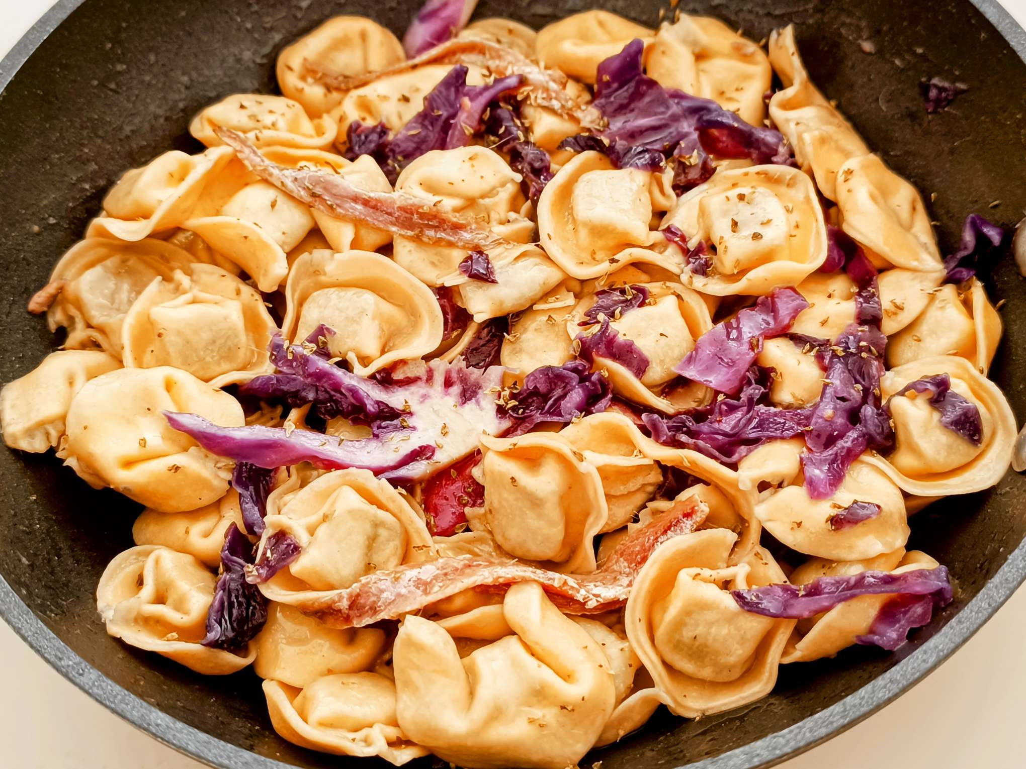 Tortelloni ricotta e spinaci con cavolo viola e acciughe