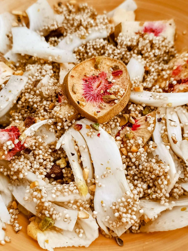 Insalata di quinoa con kiwi pistacchi e finocchi