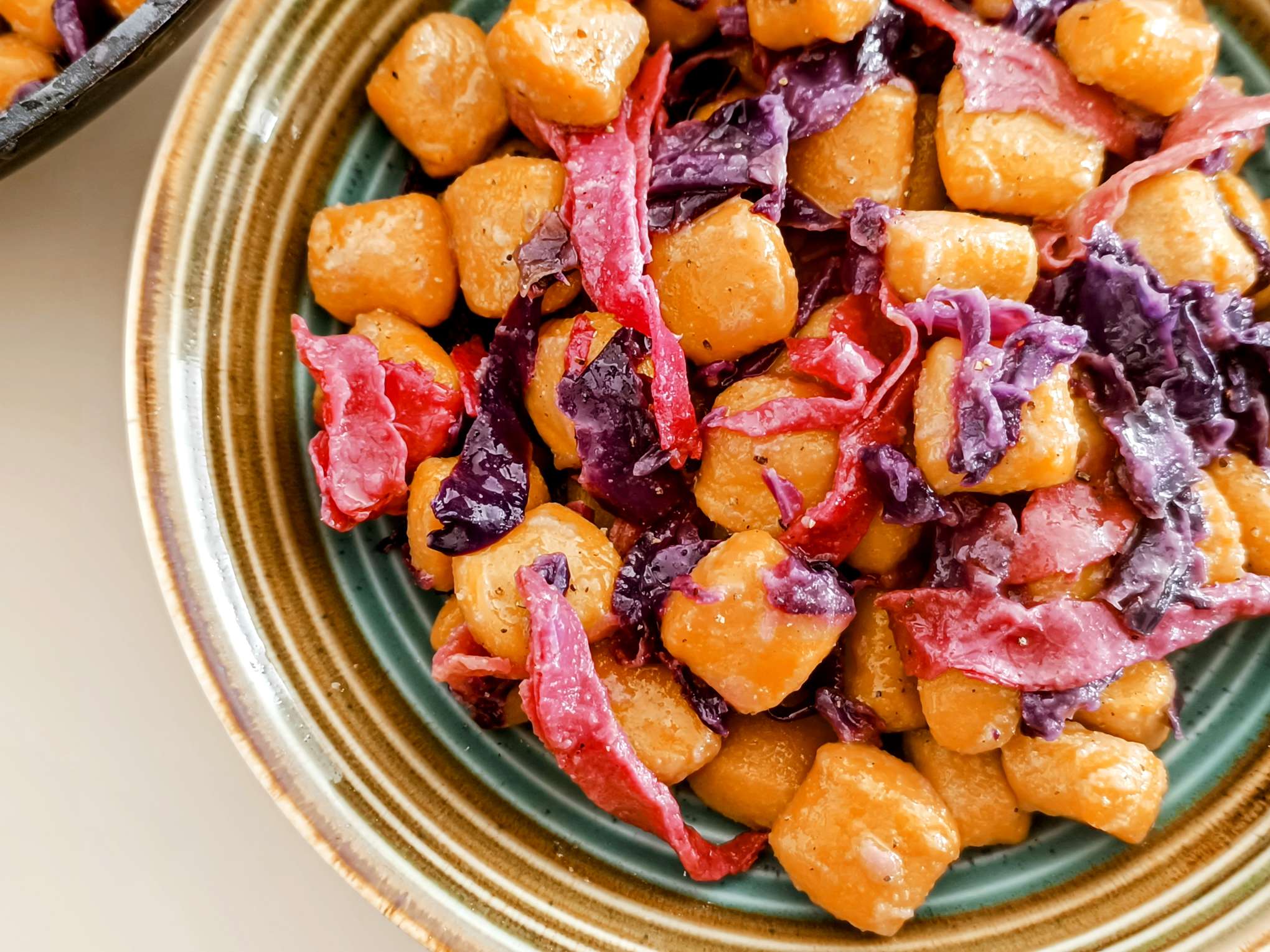 Gnocchi di patate e zucca con cavolo viola e bresaola senza burro e senza formaggio